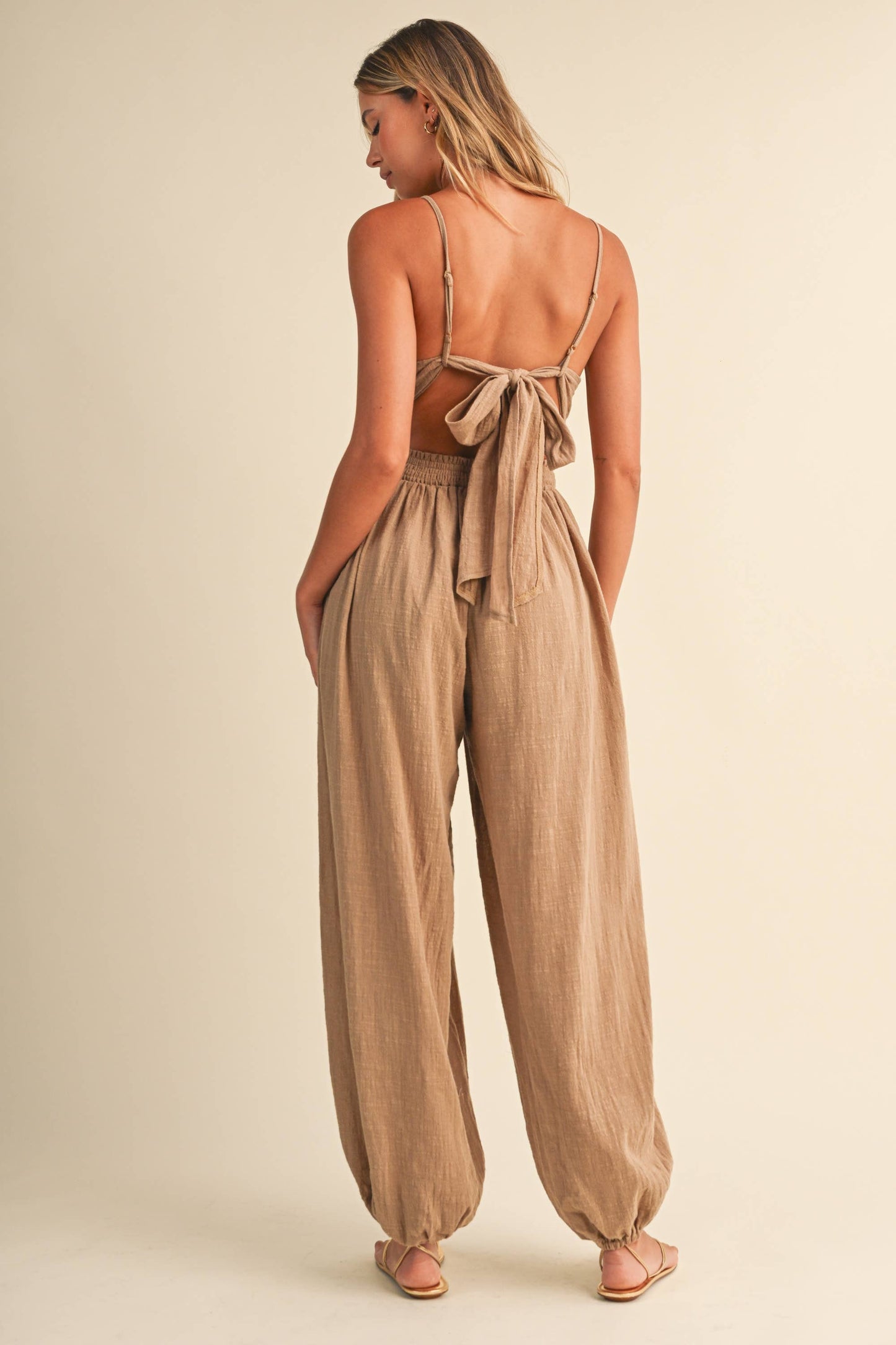 IJP3413 GAUZE BACKLESS TIE SLEEVELESS ALADDIN JUMPSUIT