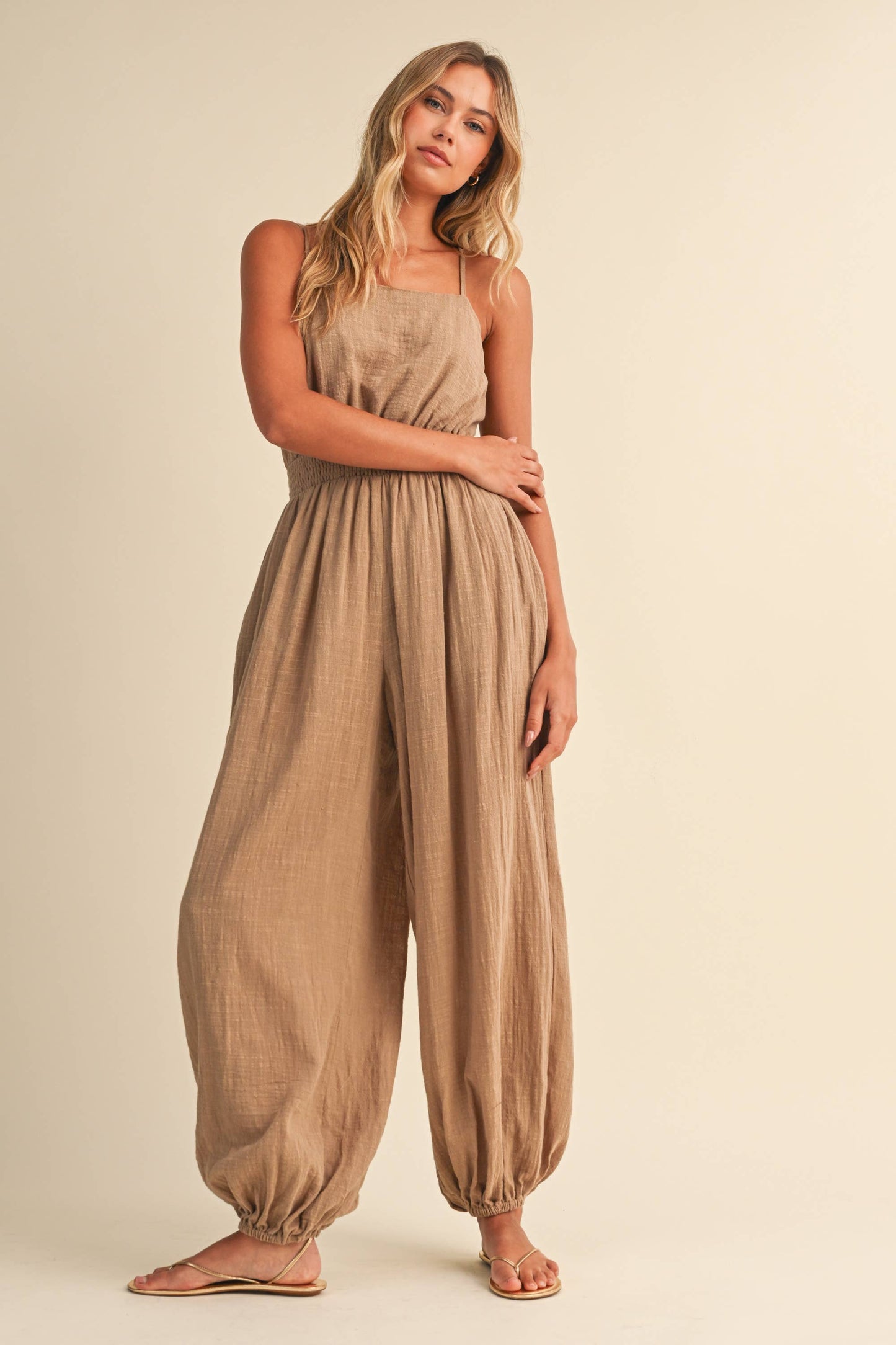 IJP3413 GAUZE BACKLESS TIE SLEEVELESS ALADDIN JUMPSUIT