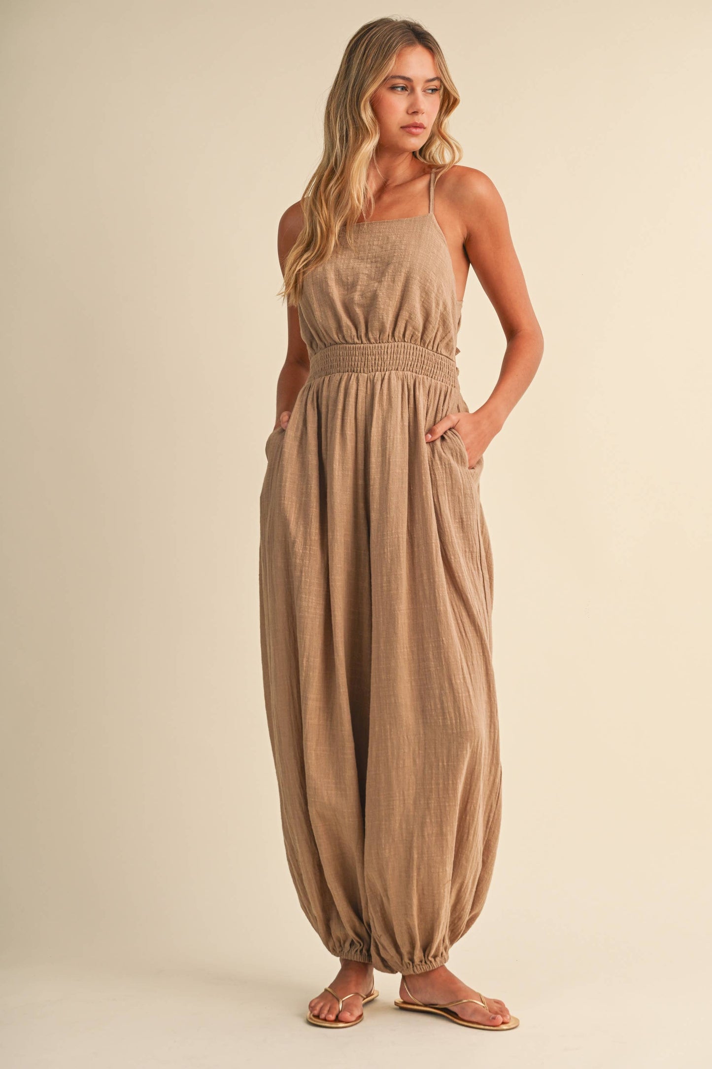 IJP3413 GAUZE BACKLESS TIE SLEEVELESS ALADDIN JUMPSUIT