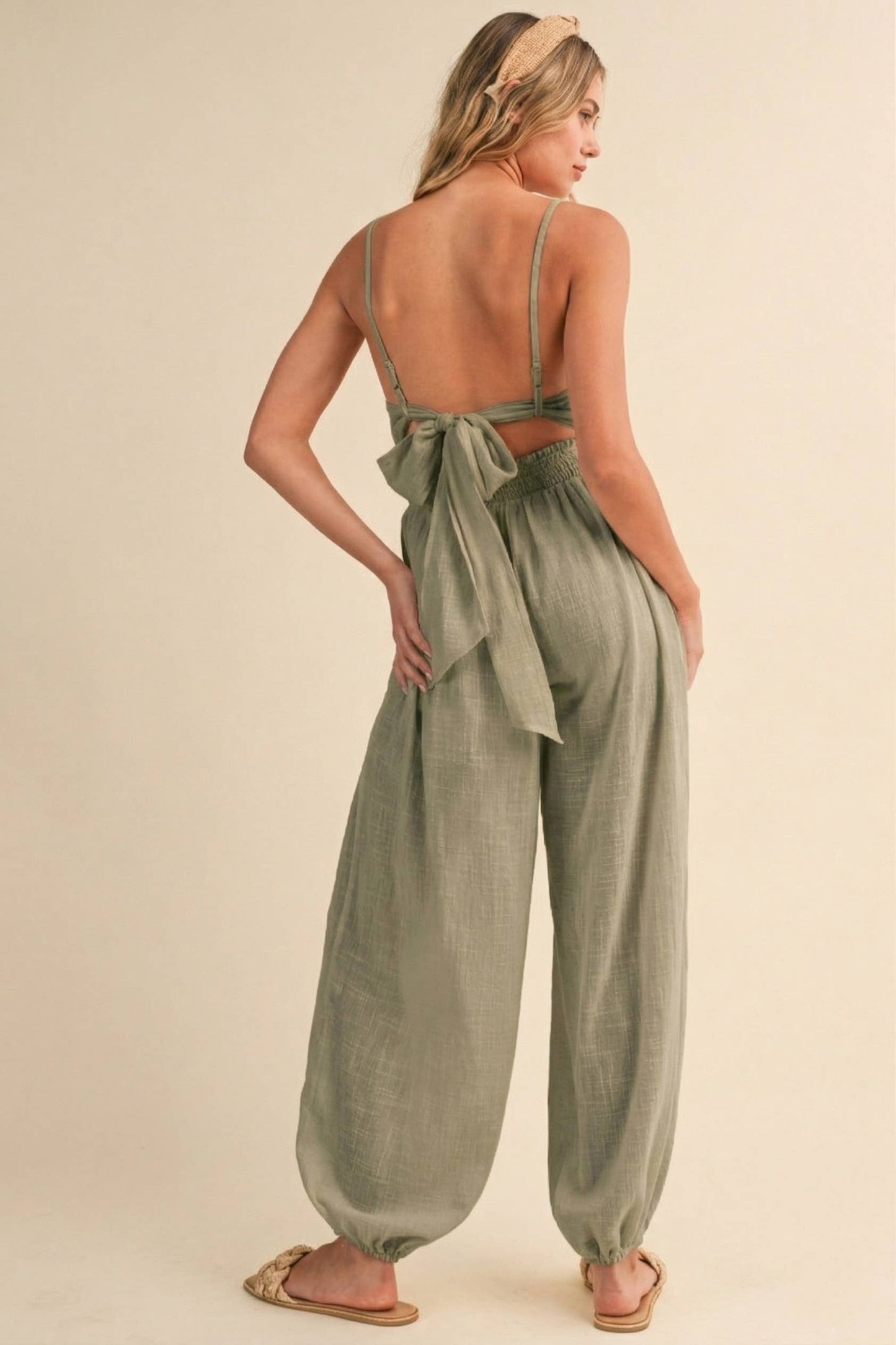 IJP3413 GAUZE BACKLESS TIE SLEEVELESS ALADDIN JUMPSUIT