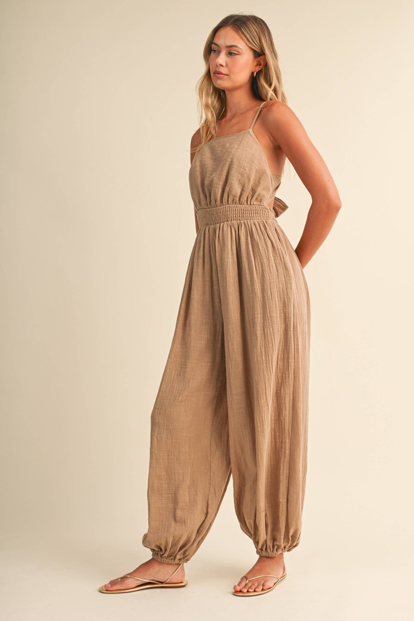 IJP3413 GAUZE BACKLESS TIE SLEEVELESS ALADDIN JUMPSUIT